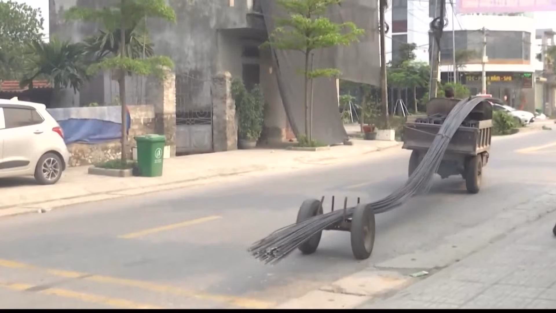 Xe ba gác tự chế - Hiểm họa rình rập trên đường phố