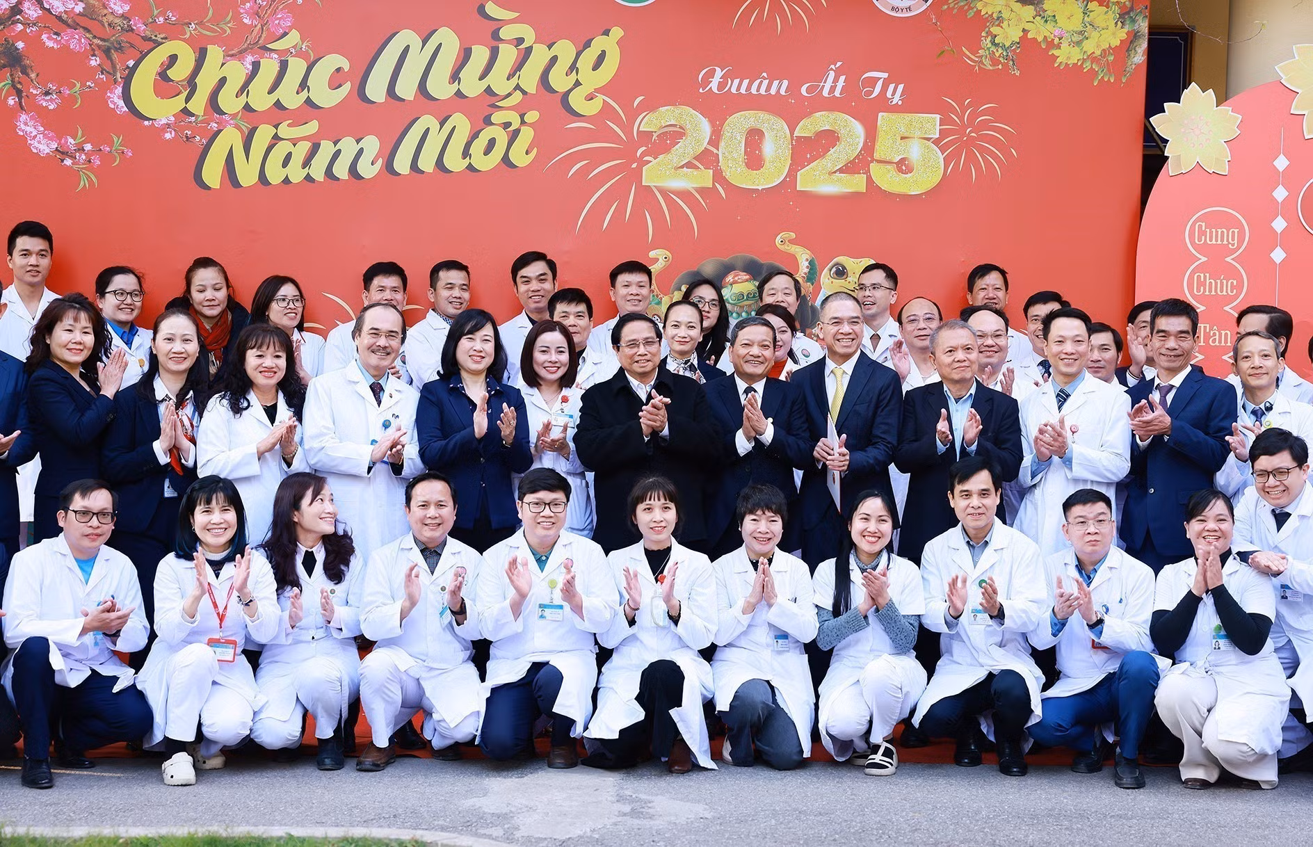 Thủ tướng thăm, động viên các lực lượng trực Tết
