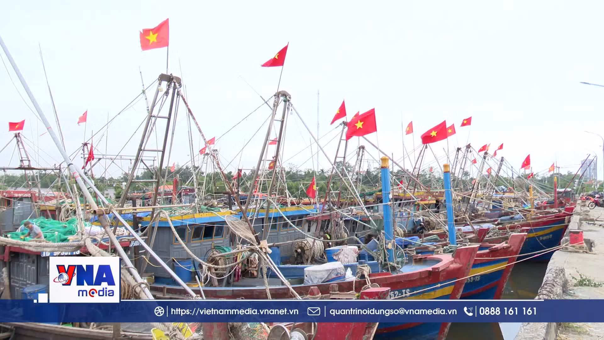Cờ Tổ quốc đồng hành cùng ngư dân vươn khơi