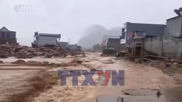 Lũ quét ở Lai Châu, cuốn trôi người và nhà cửa