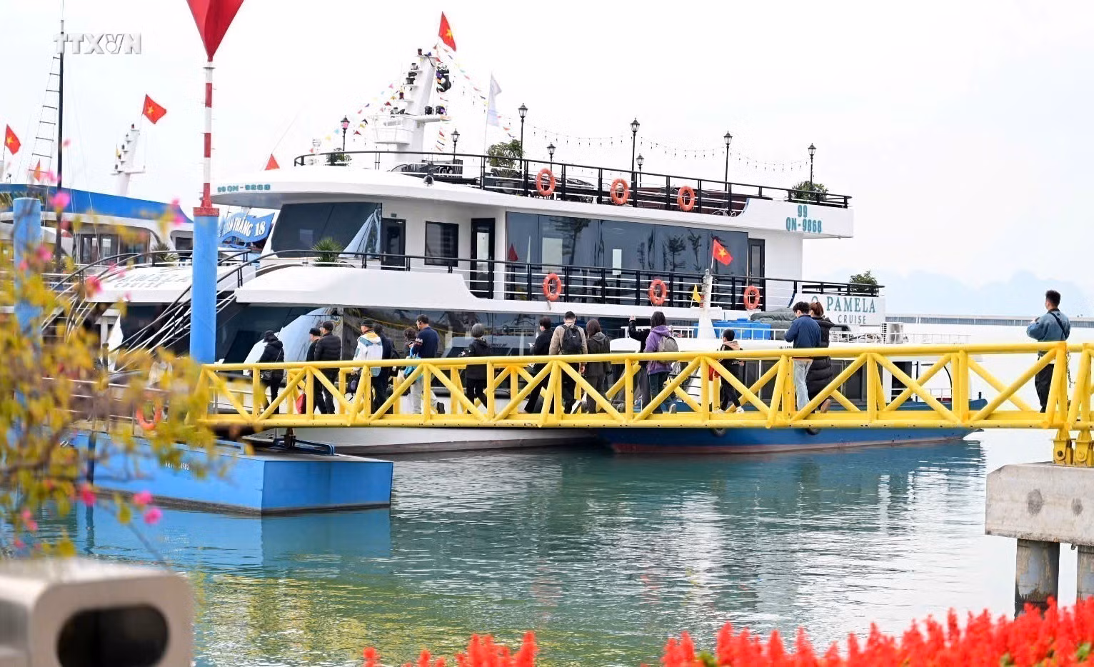 Quảng Ninh đón du khách 'xông đất' cảng tàu, sân bay đầu Xuân