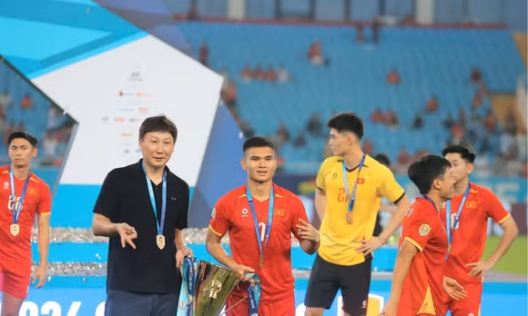Những ‘nước cờ’ của HLV Kim Sang-sik tại sân chơi FIFA