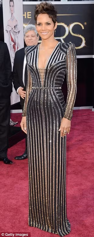 Những bộ váy tuyệt đẹp tại Oscar 2013 ảnh 11