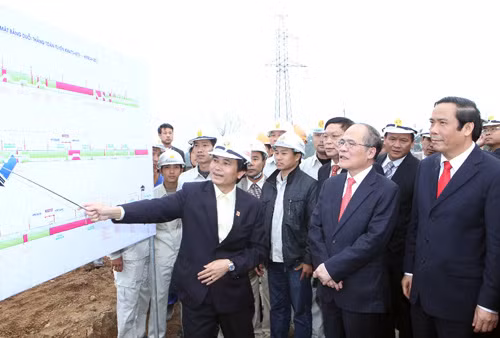 Chủ tịch Quốc hội Nguyễn Sinh Hùng làm việc tại Hà Tĩnh, Nghệ An ảnh 1