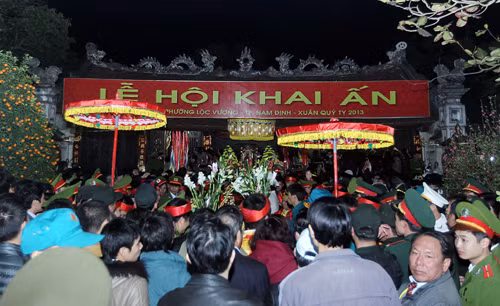 Xem lễ hội Khai Ấn đền Trần 2013 ảnh 4