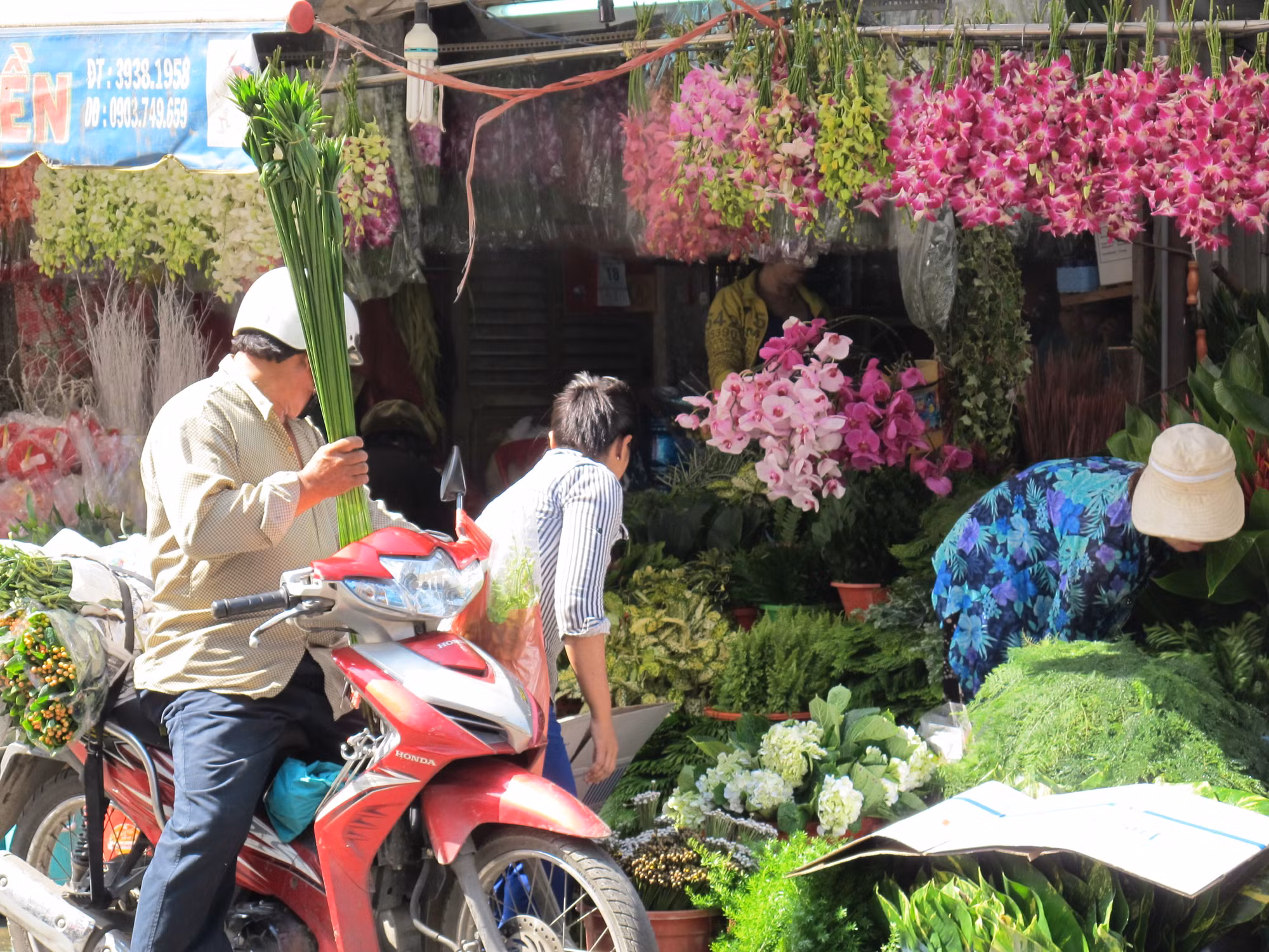 TP.HCM sôi động thị trường Rằm tháng Giêng ảnh 2