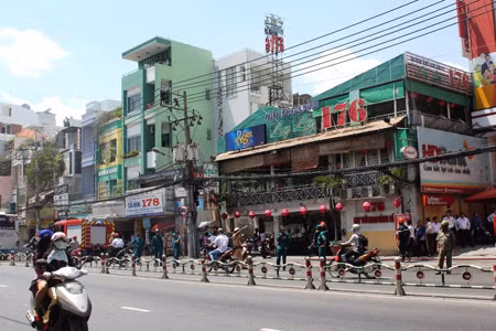 Nhà hàng bốc cháy, nhiều người hoảng loạn ảnh 1