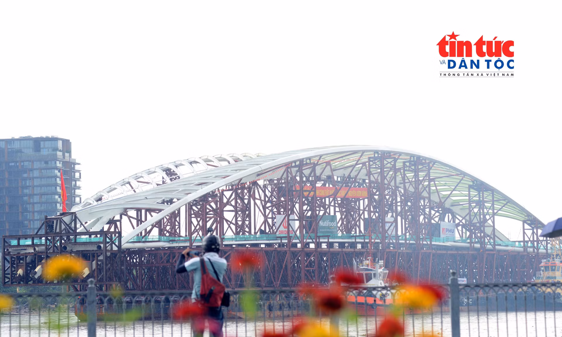 Hoàn thành hành trình 124 km đưa vòm thép cầu đi bộ về TP Hồ Chí Minh.