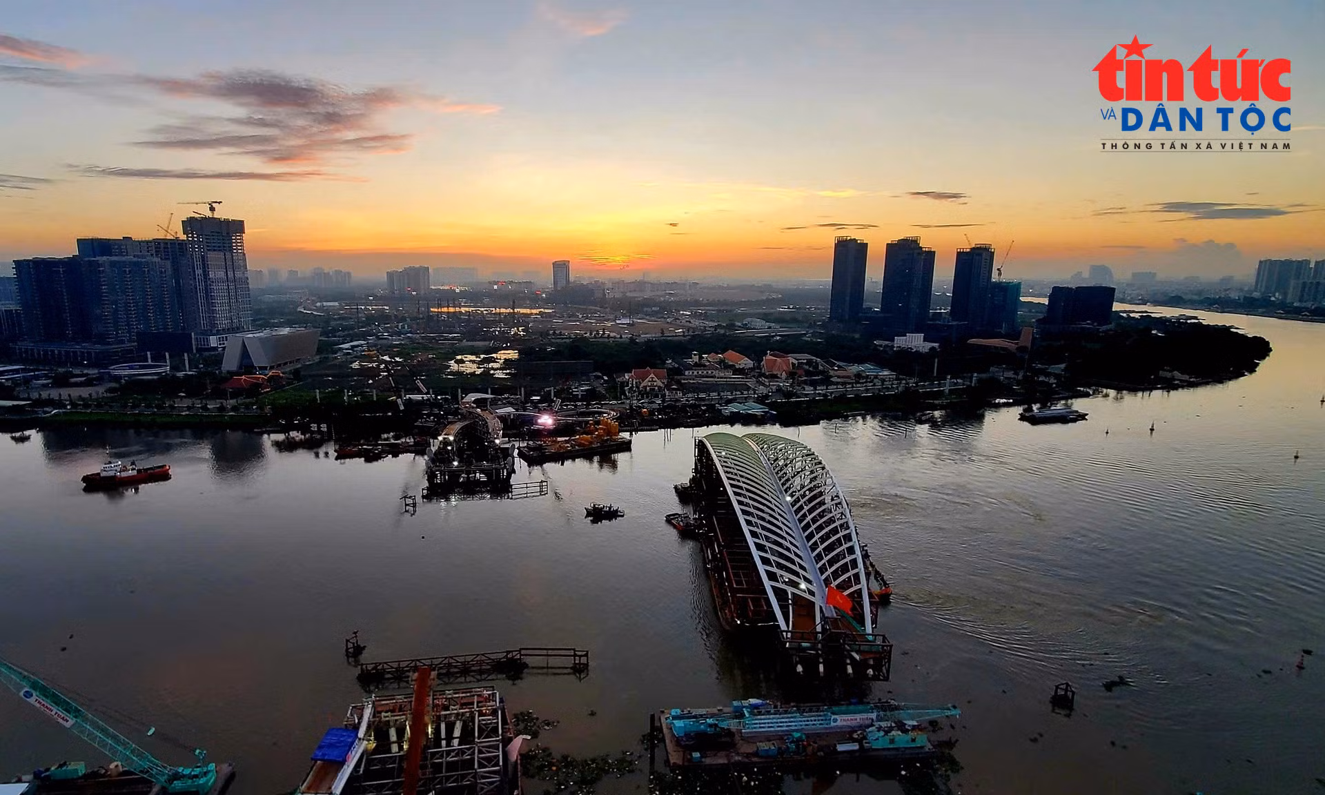 TP Hồ Chí Minh: Đưa nhịp chính cầu đi bộ qua sông Sài Gòn vào vị trí hợp long.
