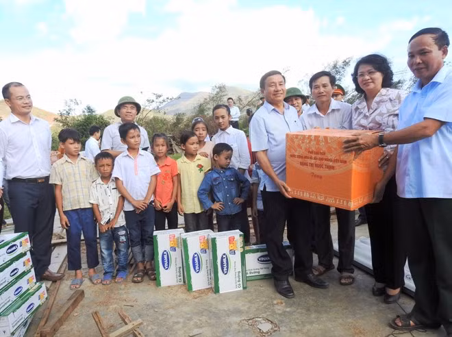 Vinamilk dành tặng 110.000 ly sữa cho trẻ em vùng lũ Hà Tĩnh và Quảng Bình ảnh 1