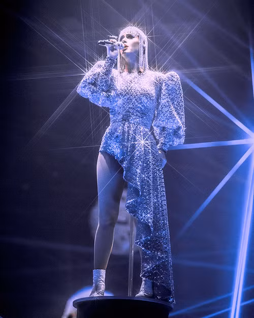 Katy Perry 'bung lụa' các thiết kế của Công Trí trên sân khấu ảnh 10