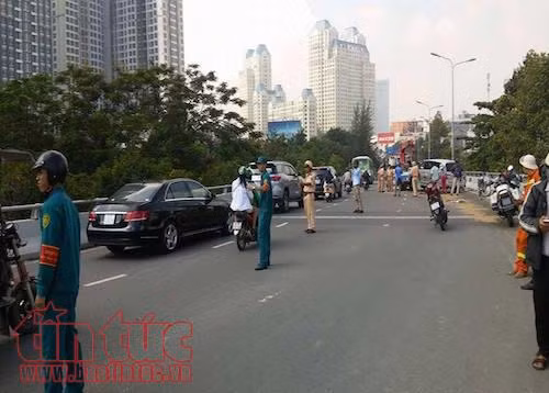 ‘Xế hộp’ lộn nhào nhiều vòng sau khi húc vào lan can cầu ảnh 3