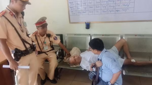 Cứu kịp thời cụ ông 85 tuổi định nhảy cầu Chương Dương tự tử ảnh 2