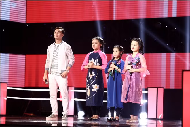Vòng đối đầu The Voice Kids 2017: 'Bùng nổ' với 3 con quạ của team Tràm- Tiên ảnh 15