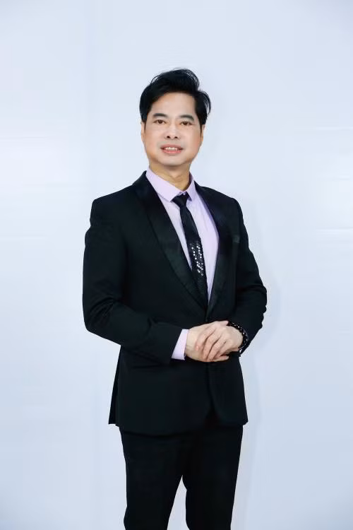‘Ông hoàng nhạc sến’ Ngọc Sơn sầu thảm diễn tả lại nỗi đau thất tình của nhạc sĩ Trường Sa ảnh 1