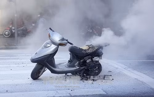 Xe Attila cháy đùng đùng tại ngã tư Ngô Quyền - Tràng Tiền ảnh 4