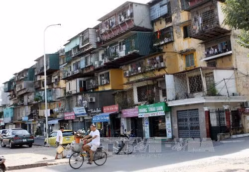 Hà Nội: Chung cư cũ sắp sập, người dân vẫn không chịu di dời ảnh 1