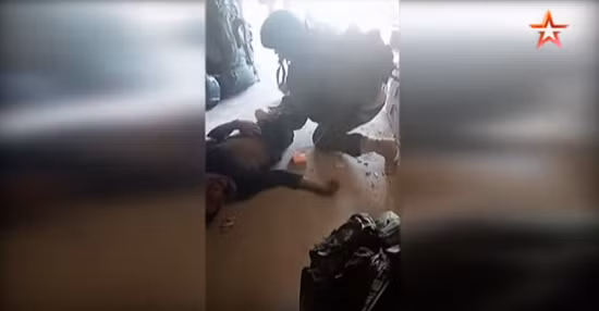 Xem video quân cảnh Nga giải cứu binh sĩ Syria bị thương giữa vòng vây phiến quân ảnh 1