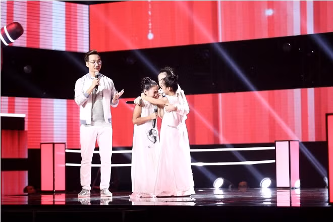 Vòng đối đầu The Voice Kids 2017: 'Bùng nổ' với 3 con quạ của team Tràm- Tiên ảnh 9
