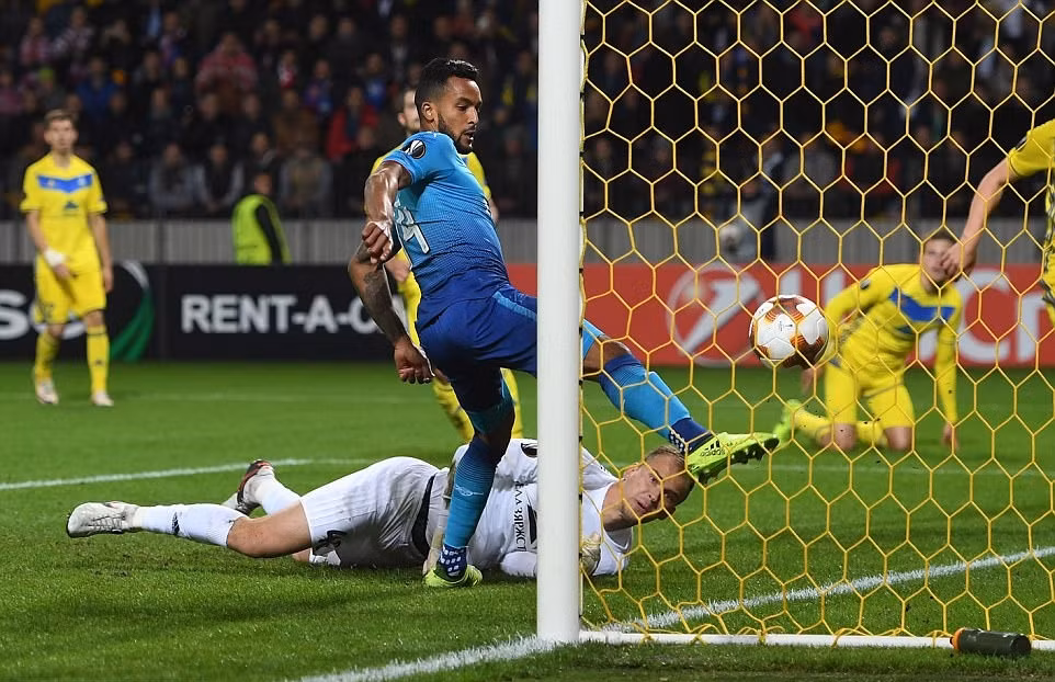 Arsenal ‘dạo chơi’ tại Europa League ảnh 1