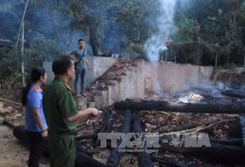 Tự tay châm lửa đốt nhà sàn do mâu thuẫn gia đình ảnh 2