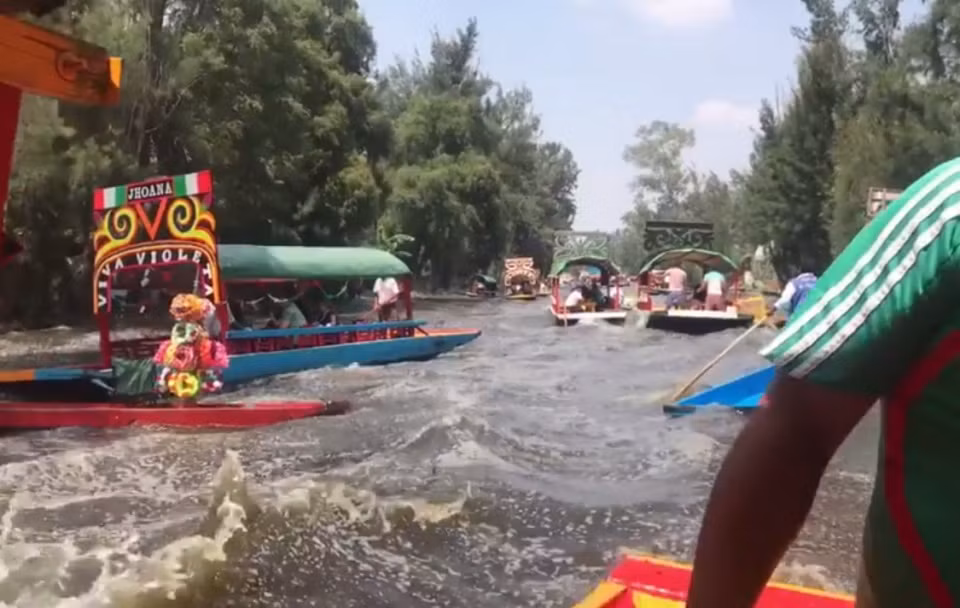 Du khách ‘khóc thét’ trên sông khi động đất xảy ra tại Mexico ảnh 1