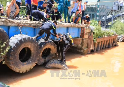Nỗ lực tìm kiếm học sinh bị nước cuốn xuống cống mất tích ảnh 2