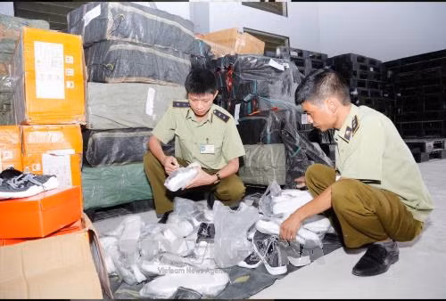 Hà Nội: Thu giữ hơn 2.600 đôi giày không rõ nguồn gốc ảnh 1