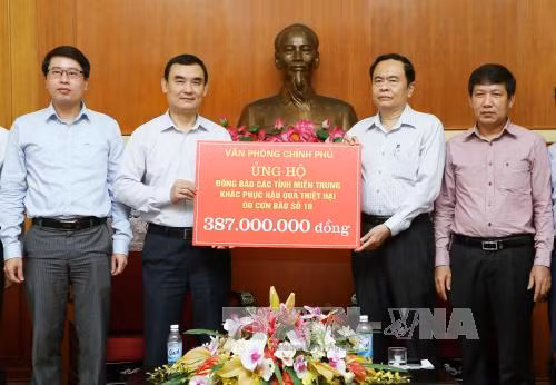Hướng về đồng bào miền Trung bằng tấm lòng và sự sẻ chia ảnh 1
