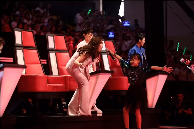 Vòng đối đầu The Voice Kids 2017: 'Bùng nổ' với 3 con quạ của team Tràm- Tiên ảnh 4