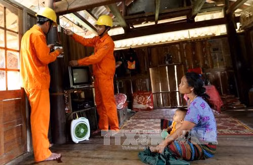 Đã cấp điện trở lại cho các địa phương bị ảnh hưởng do bão số 10 ảnh 1