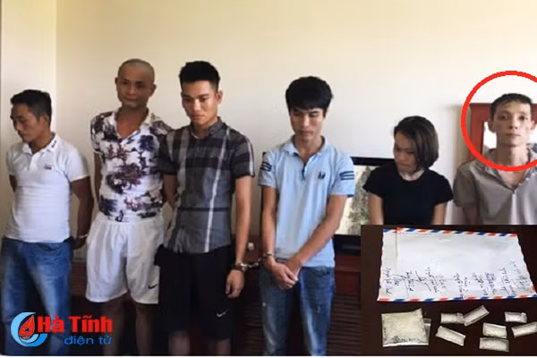 Một nữ và năm nam phê ma túy trong khách sạn ảnh 1