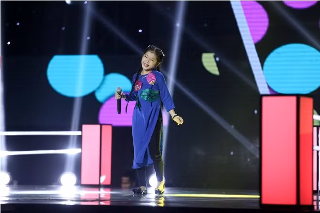 Vòng đối đầu The Voice Kids 2017: 'Bùng nổ' với 3 con quạ của team Tràm- Tiên ảnh 12