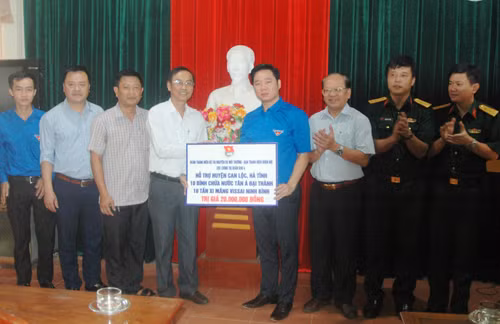 Tân Á Đại Thành tặng bồn nước cho bà con vùng lũ ảnh 1