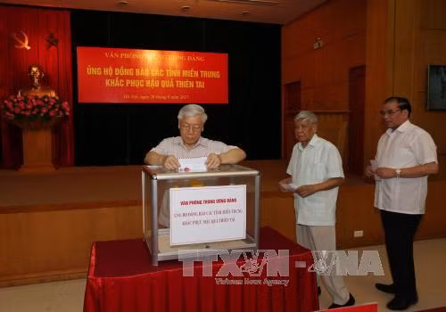 Lãnh đạo Đảng, Quốc hội quyên góp ủng hộ đồng bào bị thiệt hại bởi bão số 10 ảnh 1