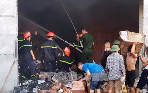 Cháy kho ngoại quan ở thành phố Móng Cái, Quảng Ninh ảnh 1