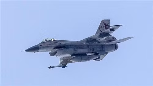 Israel không kích sân bay thủ đô Syria ảnh 1