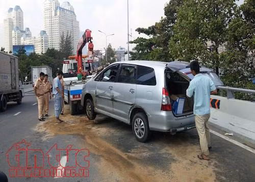 ‘Xế hộp’ lộn nhào nhiều vòng sau khi húc vào lan can cầu ảnh 1