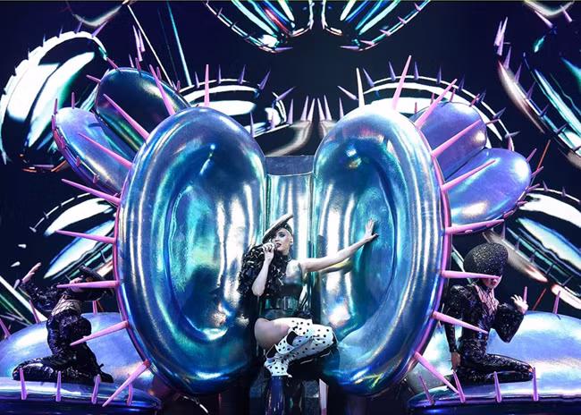 Katy Perry 'bung lụa' các thiết kế của Công Trí trên sân khấu ảnh 9