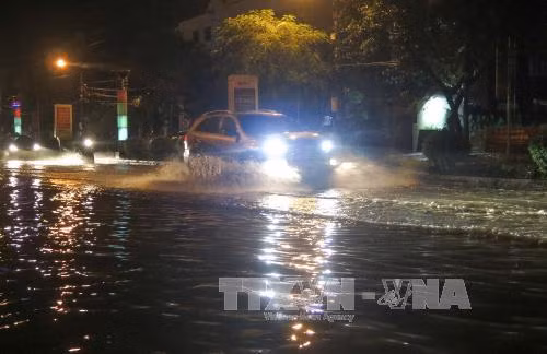Mưa kéo dài gần 2 tiếng, thành phố Điện Biên Phủ chìm trong biển nước ảnh 1