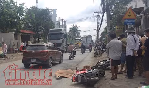 Hai xe máy va chạm, một người bị container cán tử vong ảnh 1