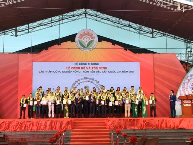 Tôn vinh hơn 100 sản phẩm công nghiệp nông thôn tiêu biểu 2017 ảnh 1