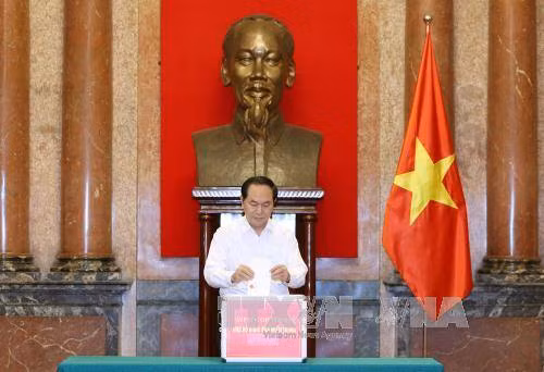 Văn phòng Chủ tịch nước ủng hộ đồng bào miền Trung khắc phục hậu quả bão số 10 ảnh 1