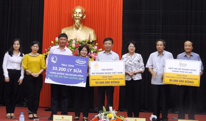 Vinamilk dành tặng 110.000 ly sữa cho trẻ em vùng lũ Hà Tĩnh và Quảng Bình ảnh 5