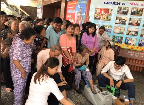 Vinamilk chăm sóc sức khỏe cho gần 2.000 người cao tuổi ảnh 1