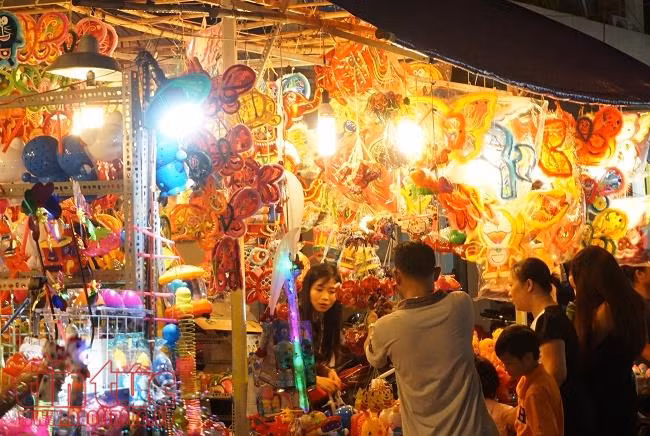 Rực rỡ sắc màu trên phố lồng đèn Trung thu ảnh 8