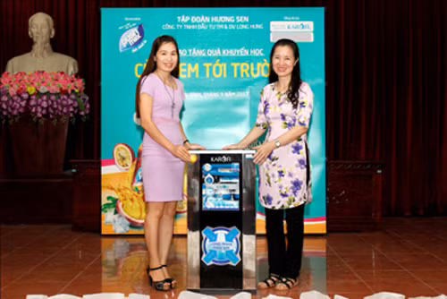 Tập đoàn Hương Sen và Máy lọc nước Karofi đồng hành cùng học sinh nghèo đến trường ảnh 2