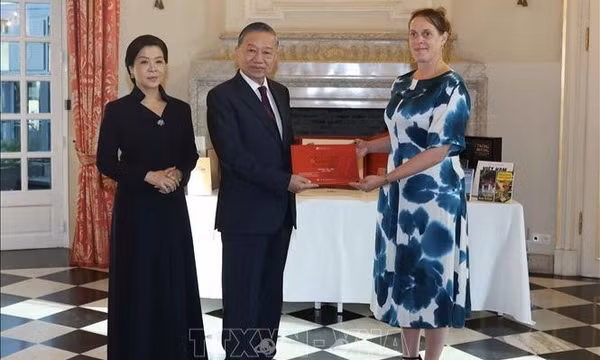 Tổng Bí thư, Chủ tịch nước và Phu nhân thăm, tặng sách cho Thư viện Hoàng gia Bỉ