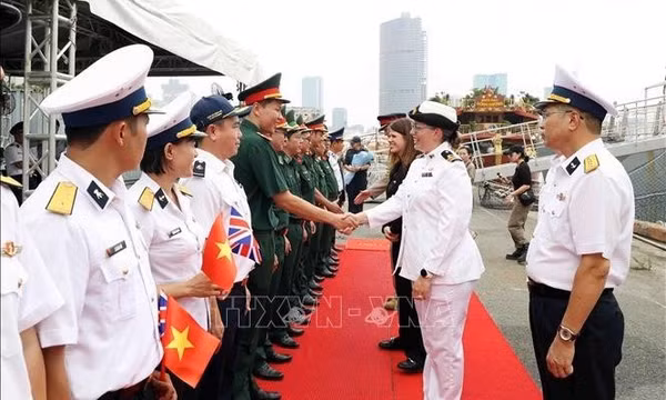 Tàu Hải quân Anh HMS SPEY thăm Thành phố Hồ Chí Minh
