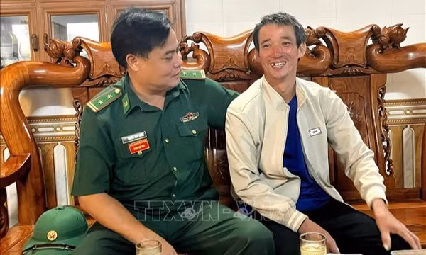 Quảng Trị: Thuyền trưởng tàu cá gặp nạn tại Cửa Gianh đã về nhà an toàn